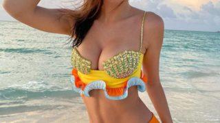 Ünlü model Emily Ratajkowski, çırılçıplak yere uzanıp köpeğini taklit etti! Pozu olay oldu