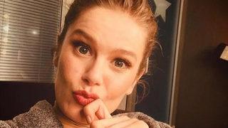 Tatil sezonunu açan Burcu Biricik kırmızı mayosuyla poz verdi