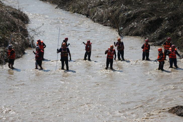 Düzce'de sele kapılan operatörün bulunması için çalışmalar sürdü G3