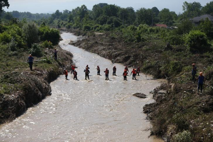 Düzce'de sele kapılan operatörün bulunması için çalışmalar sürdü G4