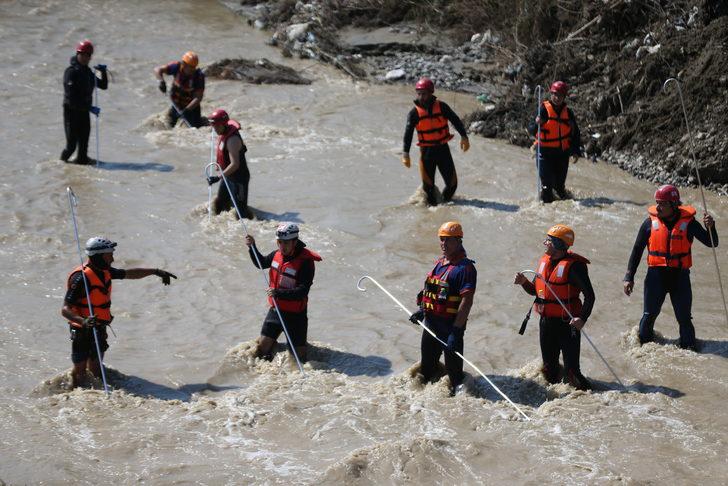 Düzce'de sele kapılan operatörün bulunması için çalışmalar sürdü G5