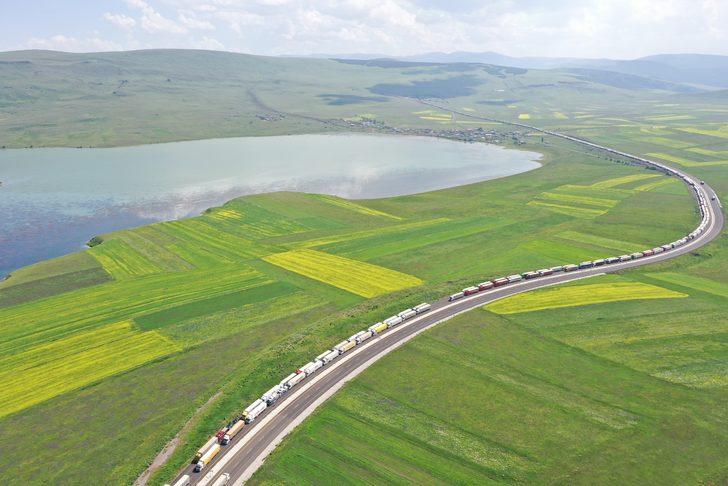 Çıldır-Aktaş Gümrük Kapısı'ndaki tır kuyruğu 16 kilometreyi buldu G1