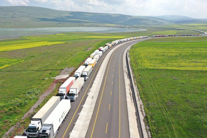 Çıldır-Aktaş Gümrük Kapısı'ndaki tır kuyruğu 16 kilometreyi buldu G2
