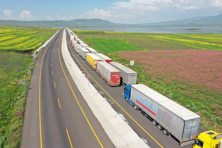 Çıldır-Aktaş Gümrük Kapısı'ndaki tır kuyruğu 16 kilometreyi buldu G3