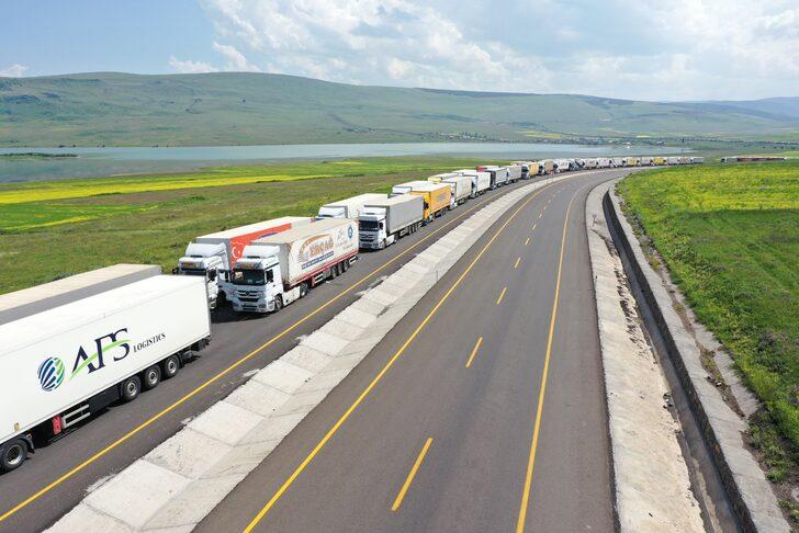 Çıldır-Aktaş Gümrük Kapısı'ndaki tır kuyruğu 16 kilometreyi buldu G4