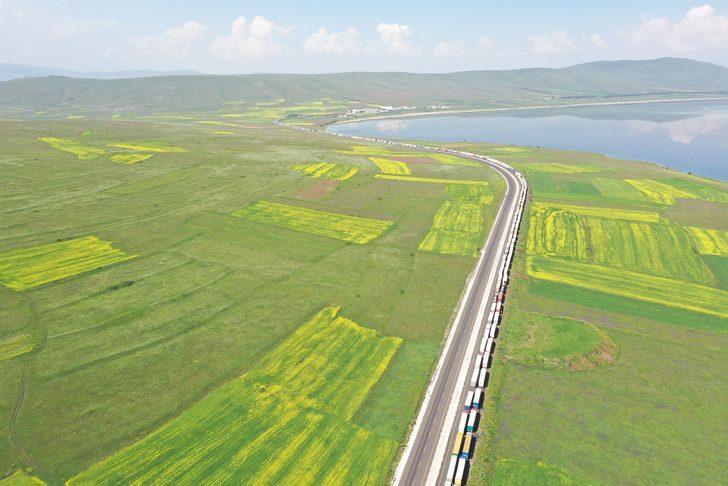 Çıldır-Aktaş Gümrük Kapısı'ndaki tır kuyruğu 16 kilometreyi buldu G5