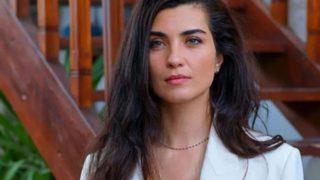 Tuba Büyüküstün mini elbisesiyle uzanarak verdiği pozla yürek hoplattı!