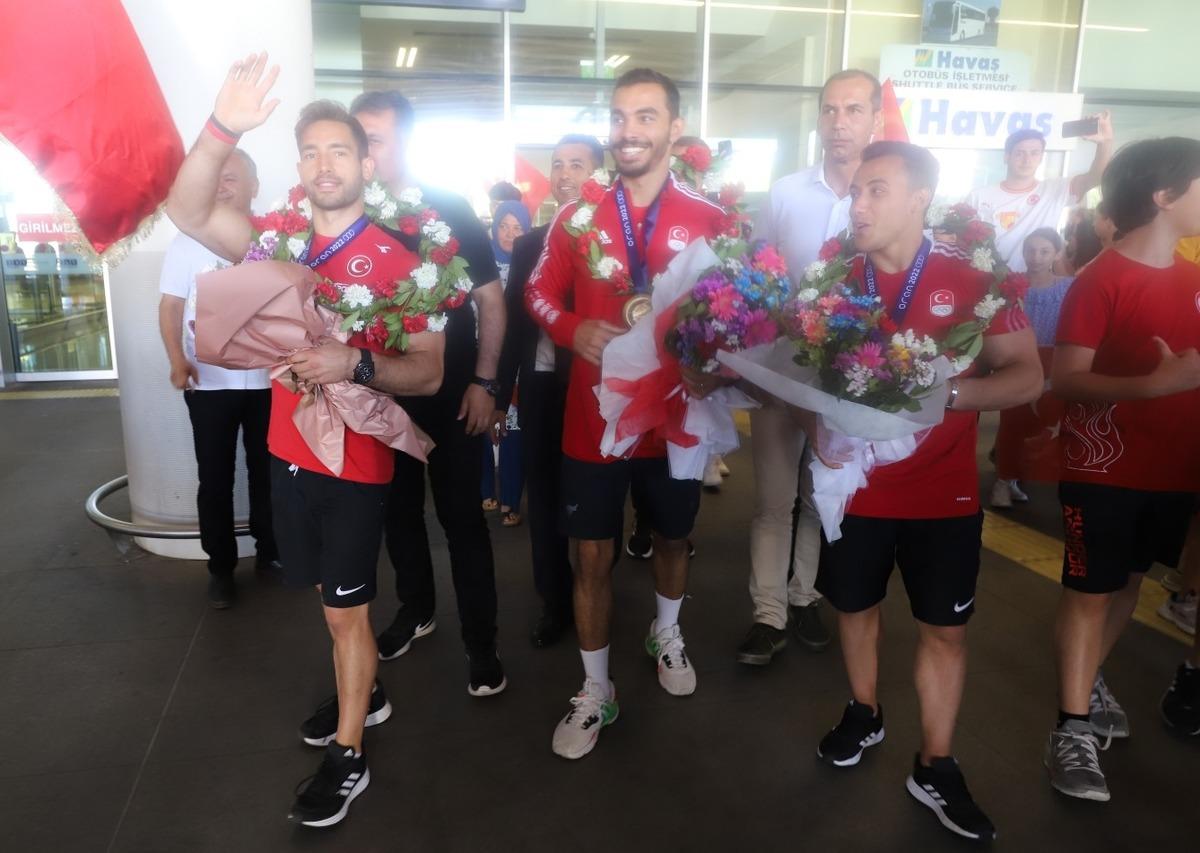 Akdeniz Oyunları'nda 11 madalya kazanan cimnastik&ccedil;iler T&uuml;rkiye'ye d&ouml;nd&uuml;