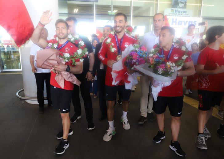 Akdeniz Oyunları'nda 11 madalya kazanan cimnastikçiler Türkiye'ye döndü G1