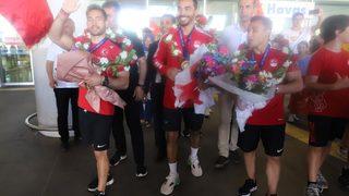 Akdeniz Oyunları'nda 11 madalya kazanan cimnastikçiler Türkiye'ye döndü