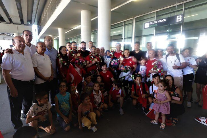 Akdeniz Oyunları'nda 11 madalya kazanan cimnastikçiler Türkiye'ye döndü G3