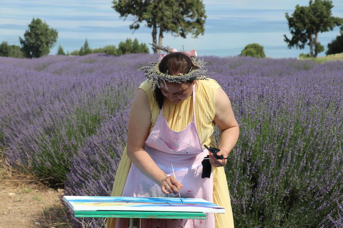 Burdur G&ouml;l&uuml;'ndeki su kaybına lavanta tarlasında resim ve m&uuml;zikle dikkati &ccedil;ektiler
