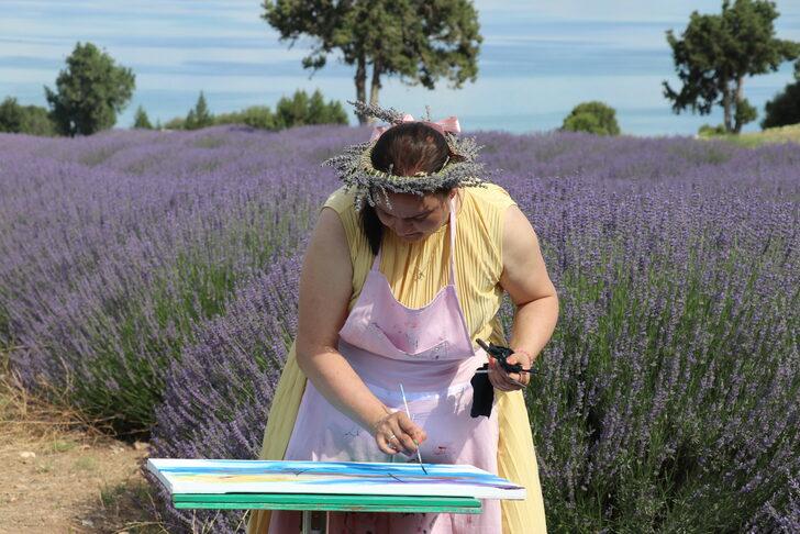 Burdur Gölü'ndeki su kaybına lavanta tarlasında resim ve müzikle dikkati çektiler G1