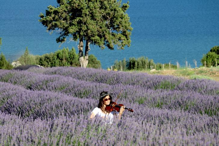 Burdur Gölü'ndeki su kaybına lavanta tarlasında resim ve müzikle dikkati çektiler G4