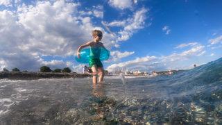 Antalya'da sıcaktan bunalanlar sahilleri doldurdu