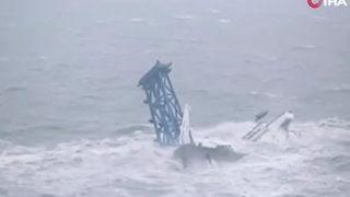 Fırtına nedeniyle gemi ikiye bölündü! Onlarca kişi kayıp