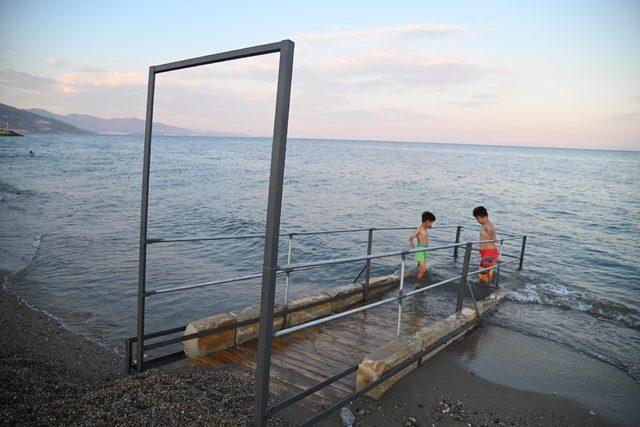 Anamur'da engellilerin denize ulaşımı için rampa kuruldu