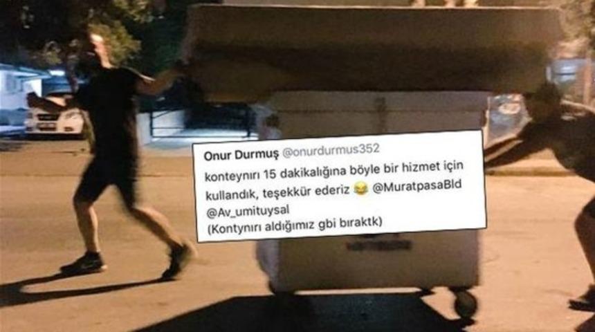 Kanepeyi &ccedil;&ouml;p konteyneriyle taşıyıp belediyeye teşekk&uuml;r ettiler