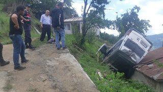 Cenazeye gidenleri taşıyan minibüsün evin çatısına devrildiği kazada 7 kişi yaralandı