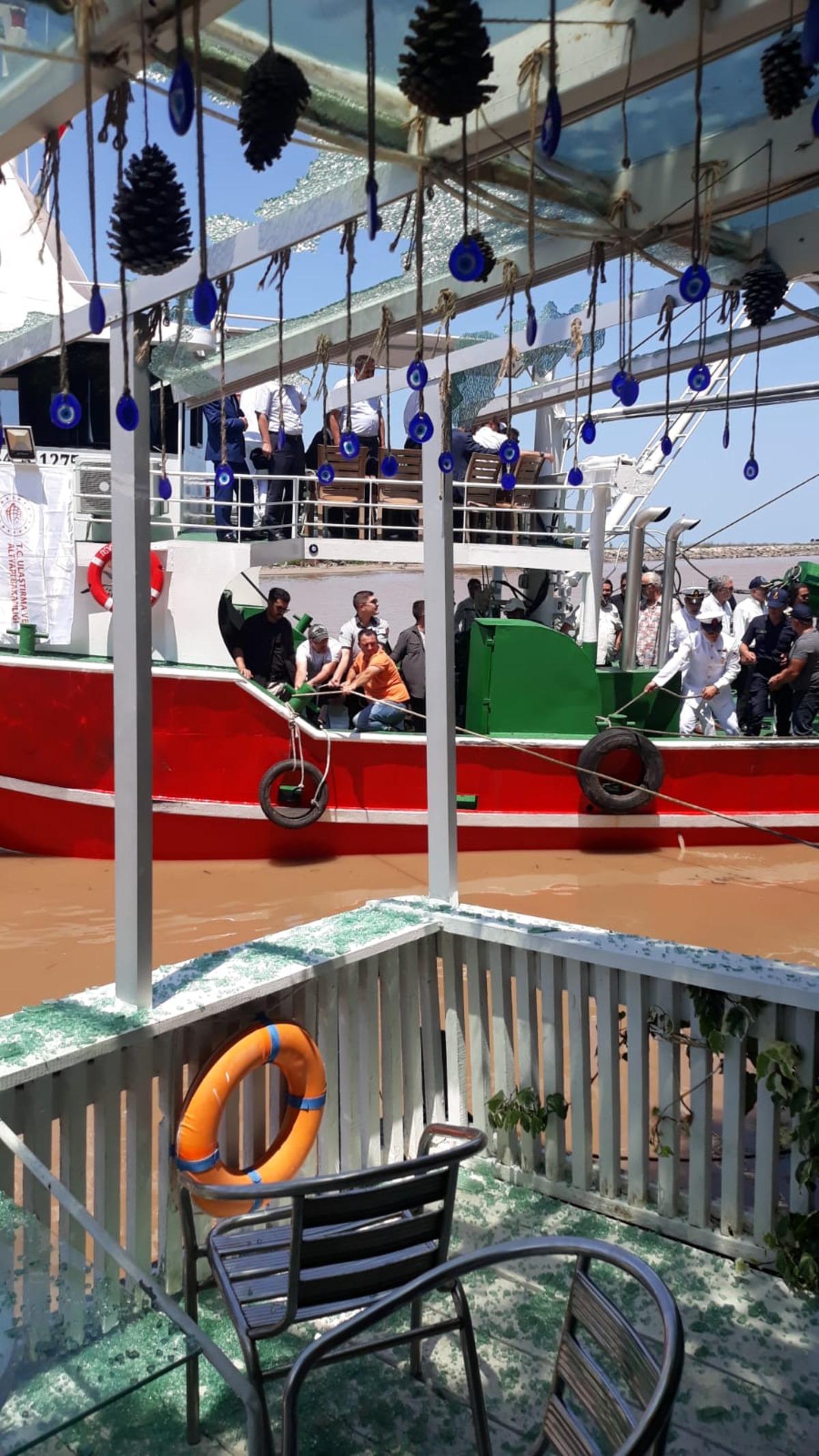 Sakarya'da Kabotaj Bayramı kutlamasından d&ouml;nen protokol &uuml;yelerini taşıyan tekne iskeleye &ccedil;arptı