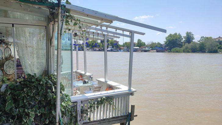 Sakarya'da Kabotaj Bayramı kutlamasından dönen protokol üyelerini taşıyan tekne iskeleye çarptı G5