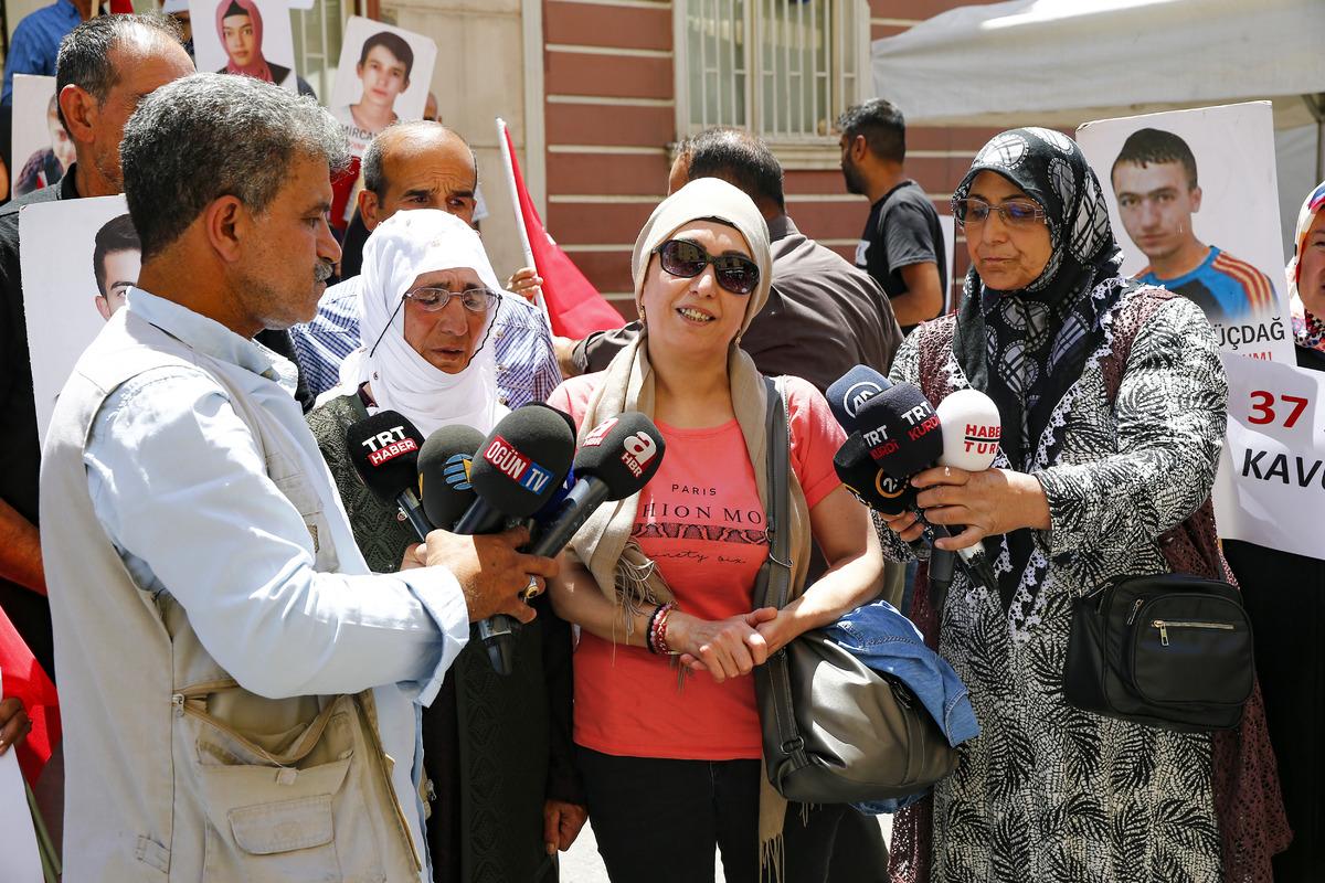 Evlatlarına kavuşan aileler sevincini HDP il binası &ouml;n&uuml;nde oturma eylemi yapan ailelerle paylaştı