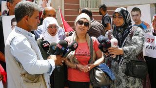 Evlatlarına kavuşan aileler sevincini HDP il binası önünde oturma eylemi yapan ailelerle paylaştı