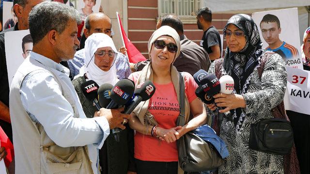 Evlatlarına kavuşan aileler sevincini HDP il binası önünde oturma eylemi yapan ailelerle paylaştı