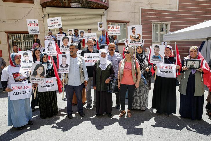 Evlatlarına kavuşan aileler sevincini HDP il binası önünde oturma eylemi yapan ailelerle paylaştı G2