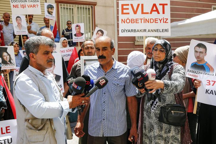 Evlatlarına kavuşan aileler sevincini HDP il binası önünde oturma eylemi yapan ailelerle paylaştı G4