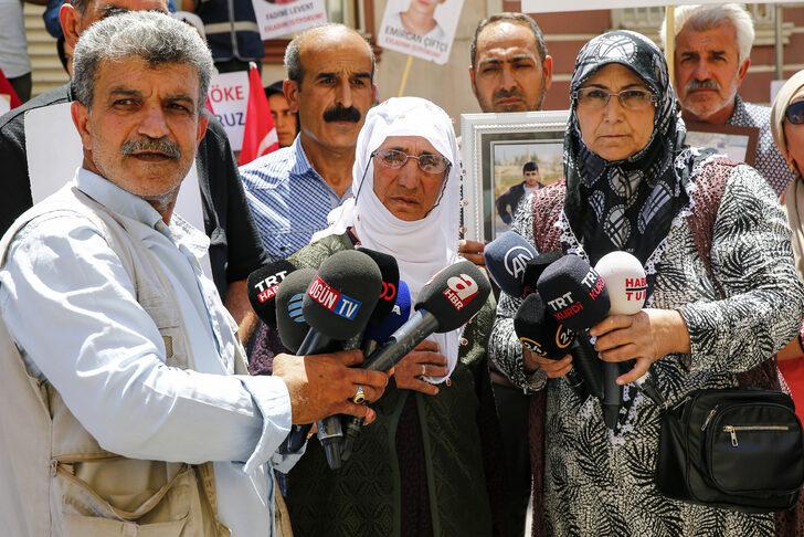 Evlatlarına kavuşan aileler sevincini HDP il binası önünde oturma eylemi yapan ailelerle paylaştı G5