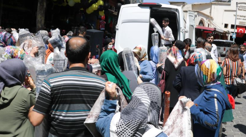 Kahramanmaraş’ta indirim izdihamı! 2 bin kişi katıldı, duyan oraya koştu