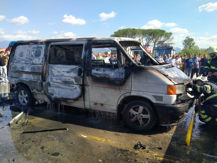 Kocaeli'de park halindeyken yanan panelvan kullanılamaz hale geldi G1