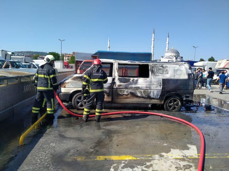 Kocaeli'de park halindeyken yanan panelvan kullanılamaz hale geldi G2