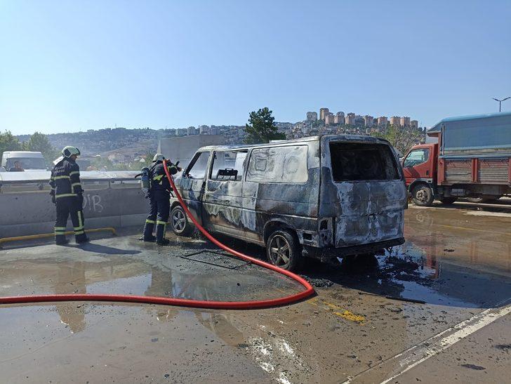 Kocaeli'de park halindeyken yanan panelvan kullanılamaz hale geldi G3