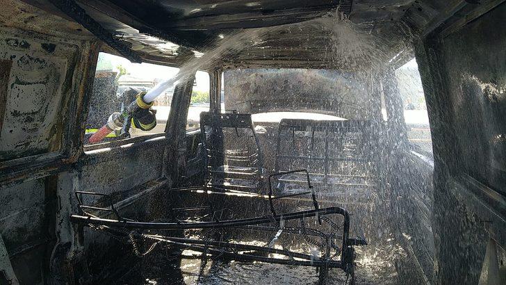 Kocaeli'de park halindeyken yanan panelvan kullanılamaz hale geldi G4