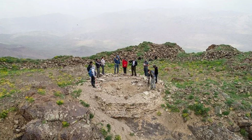 Van’da tam 3 bin 300 rakımda Urartulara ait kale kalıntısı bulundu! "Mükemmel bir kaleyle karşılaştık"