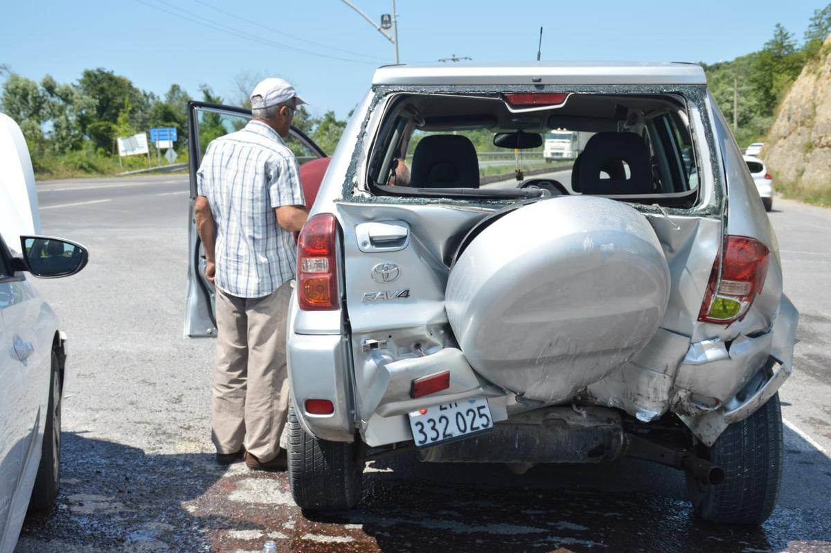 Sakarya'da otomobille cip &ccedil;arpıştı, 6 kişi yaralandı