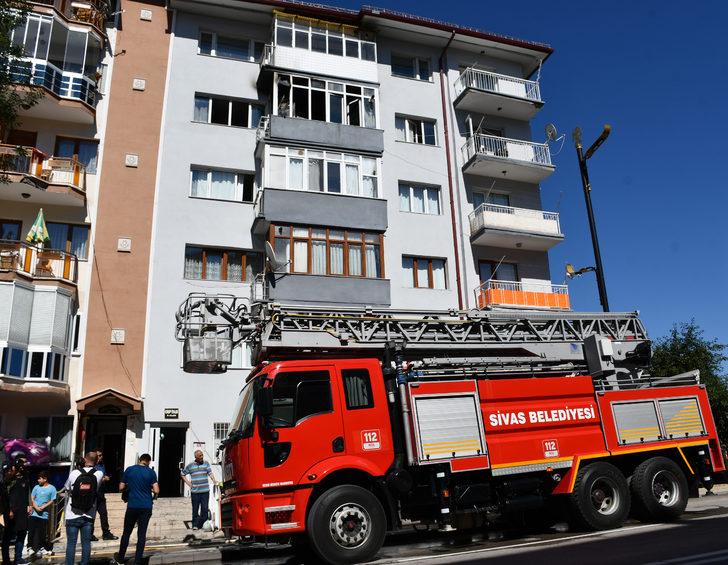 Sivas'ta buzdolabından çıkan yangında mutfak kullanılamaz hale geldi G4