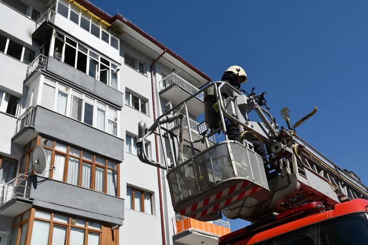 Sivas'ta buzdolabından çıkan yangında mutfak kullanılamaz hale geldi G5