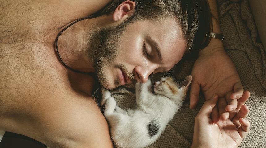 Çıplaklığı pahalıya patladı! Penisini ve testislerini ...