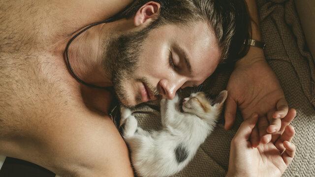 Çıplaklığı pahalıya patladı! Penisini ve testislerini ...