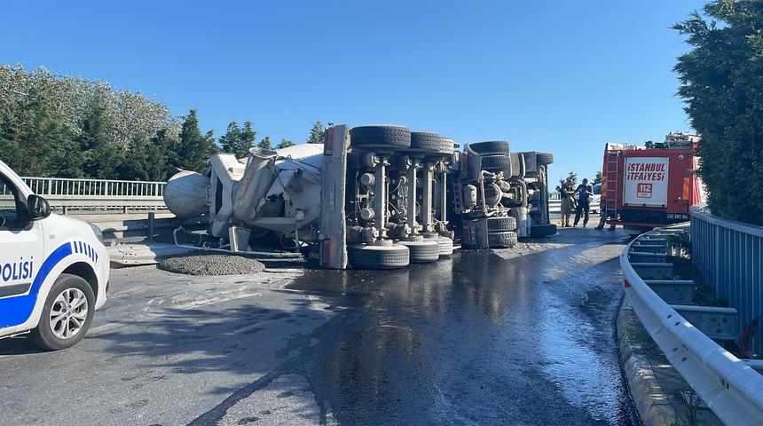 Zeytinburnu'nda devrilen beton mikserinin sürücüsü yaralandı