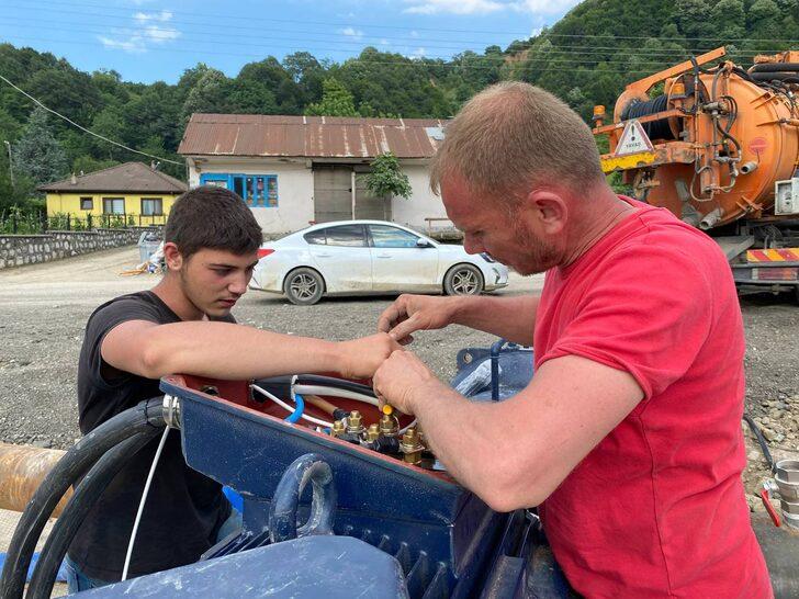 Düzce'ye içme suyu sağlayan ana şebeke hattındaki arıza giderilmeye çalışılıyor G2