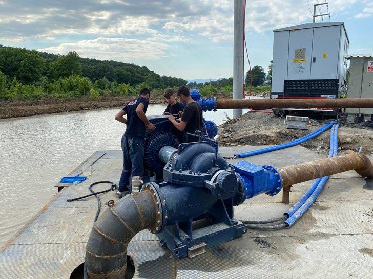 Düzce'ye içme suyu sağlayan ana şebeke hattındaki arıza giderilmeye çalışılıyor G4