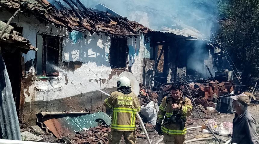 Balıkesir'de çıkan yangında yaşlı çift yaralandı