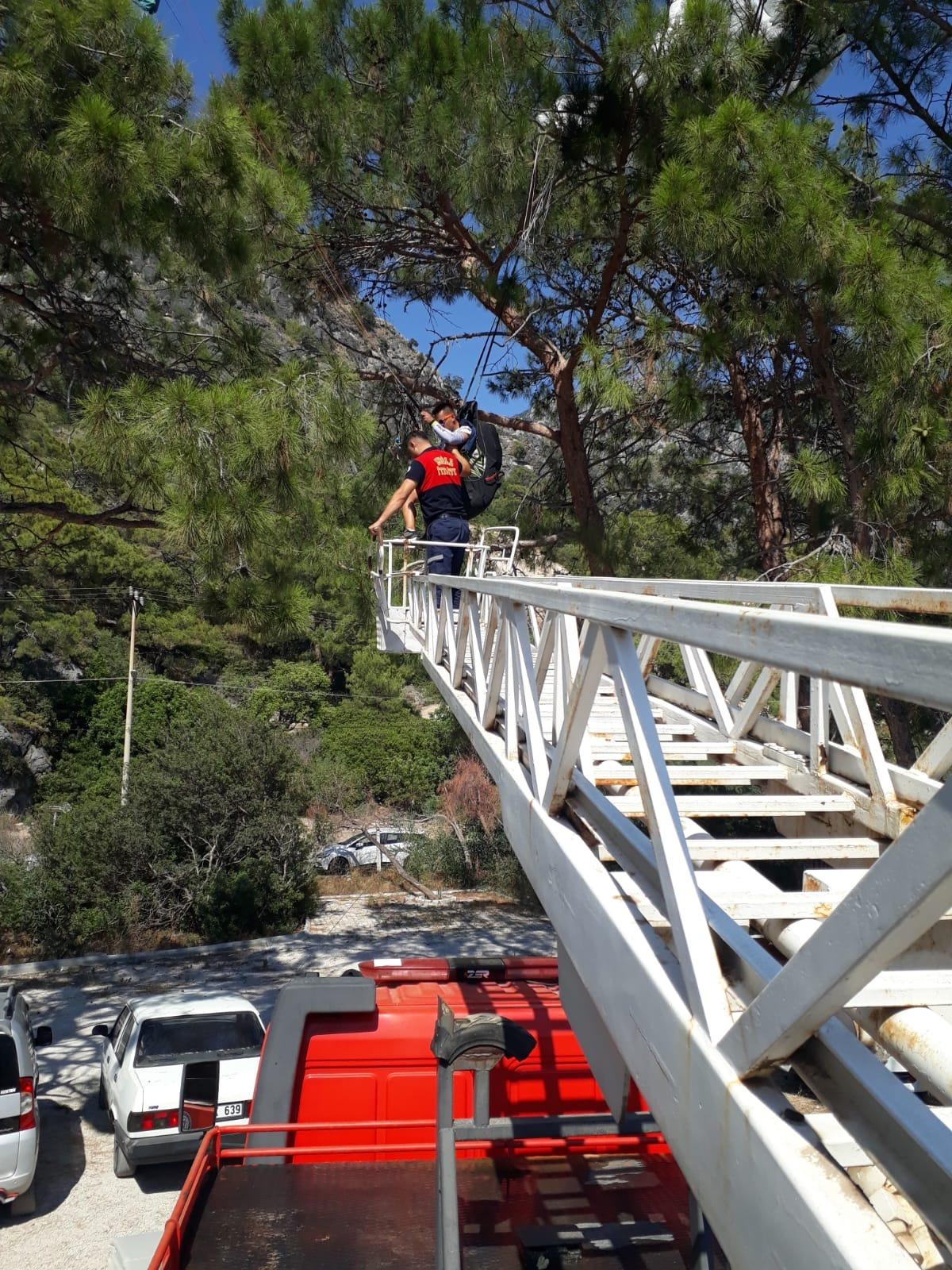 Muğla'da ağaca takılıp mahsur kalan yama&ccedil; paraş&uuml;t&uuml; pilotunu itfaiye kurtardı
