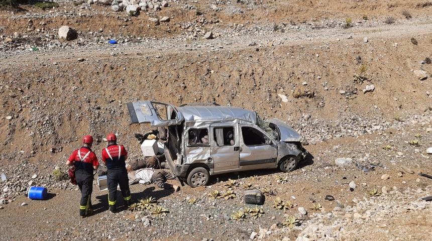 Denizli'de şarampole devrilen otomobildeki karı koca öldü