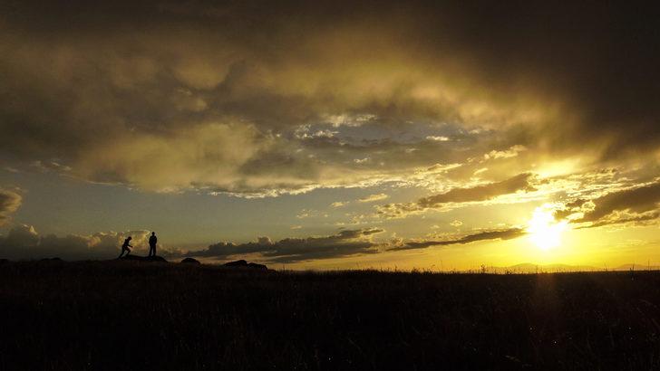 Kars'ta yağmur bulutları kızıla büründü G4