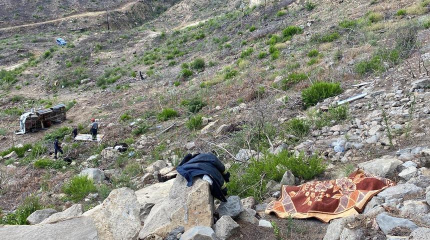Antalya'da uçuruma devrilen kamyonetin sürücüsü öldü